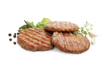 Lezzetli hamburgerler ve baharatlar beyaz üzerine izole edilmiş.