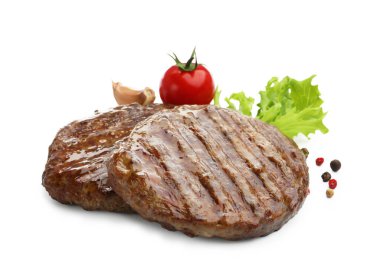 Lezzetli hamburger köfteleri, domates ve baharatlar beyaz üzerine izole edilmiş.