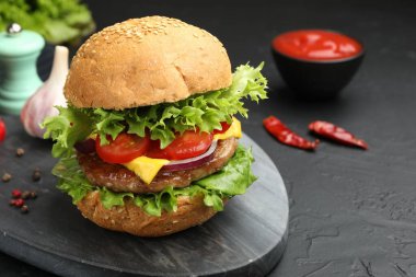 Siyah masada servis edilen köfteli lezzetli hamburger, yakın plan. Metin için boşluk
