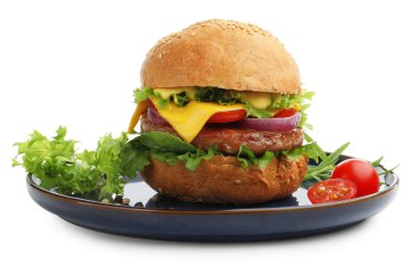 Lezzetli hamburgerli ve peynirli beyaz üzerine izole edilmiş