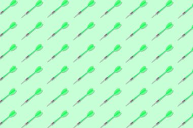 Açık yeşil arkaplanda dart deseni
