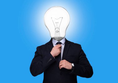 Açık mavi arka planda kafası yerine parlak ampullü bir adam.