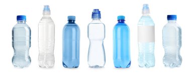 Beyaz arka planda su bulunan plastik şişeler, hazır.