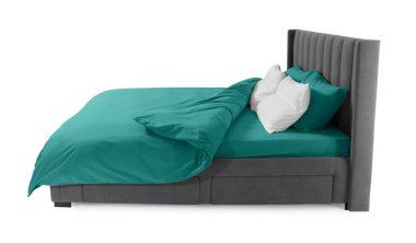 Beyaz arka planda güzel çarşaflarla yapılmış bir yatak.