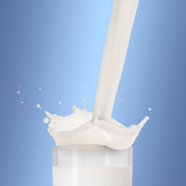 Açık mavi arka planda bardağa taze süt dökülüyor. Camdan sıvı fışkırıyor.