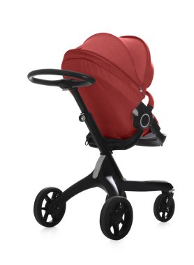 Bebek arabası. Beyaz tenteli kırmızı bebek arabası.