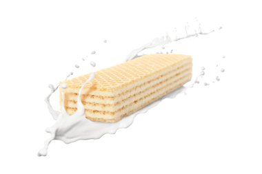 Lezzetli çıtır gofret ve beyaz arka planda süt sıçraması.