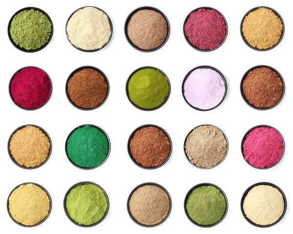 Beyaz arka planda kaselerde farklı süper yiyecek tozları var. Üst görünüm