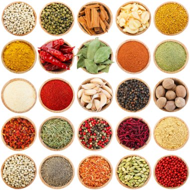 Farklı aromatik baharatlar ve beyaz kaplar. Üst görünüm