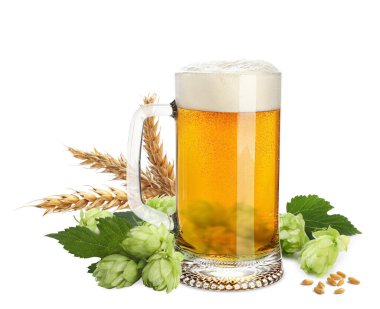 Zıplayan çiçekler ve beyaz arka planda buğday kulakları olan cam bardakta taze bira.