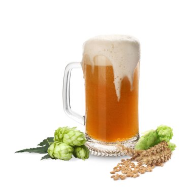 Zıplayan çiçekler ve beyaz arka planda buğday kulakları olan cam bardakta taze bira.