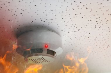 Yangın alarmı. Tavandaki dedektör duman ve alevle tetiklendi