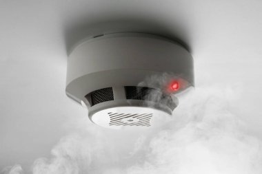 Tavandaki yangın alarmı detektörü dumanla tetiklendi