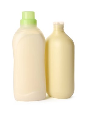 Beyaz üzerine izole edilmiş yumuşatıcı şişeler.