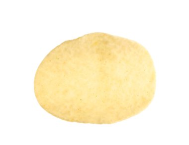 Beyaza izole edilmiş lezzetli bir patates cipsi.
