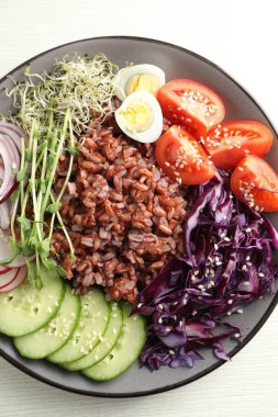 Beyaz masada kahverengi pirinçli lezzetli bir salata.