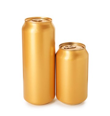 İki boş teneke kutu beyaza izole edilmiş.