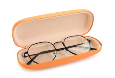 Beyaz gözlüklü, şık bir çanta.