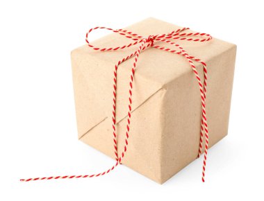 Kraft kağıdına sarılı hediye, yay beyaza izole edilmiş.