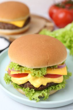 Marul ve domatesli leziz bir çizburger, yakın plan.