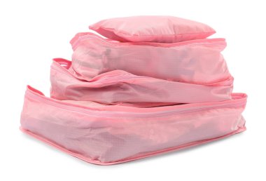 Beyaz üzerine izole edilmiş paket küpleri yığını