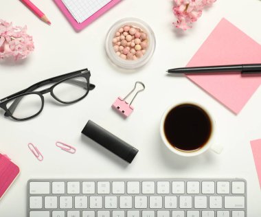 Kırtasiye malzemesi, kahve ve çiçeklerle bembeyaz arka planda düz kompozisyon