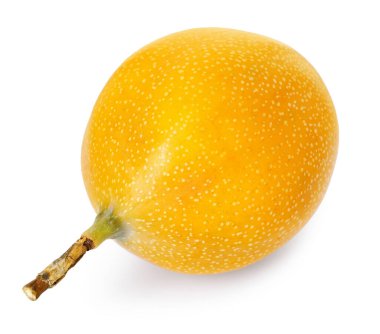 Olgun sarı çarkıfelek meyvesi beyaza izole edilmiş.