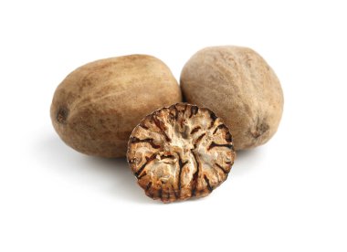 Bütün ve kesilmiş hindistan cevizleri beyazda izole edilmiş.