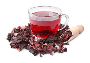 Cam bardakta leziz amber çayı, kuru roselle sepals ve beyaz üzerine izole edilmiş güzel çiçek.