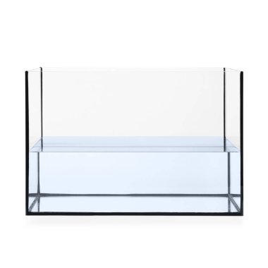 Beyaz üzerine su izole edilmiş cam akvaryum