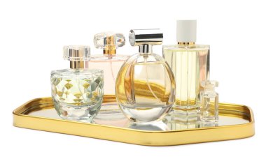 Birçok farklı parfüm şişesi beyaza izole edilmiş.