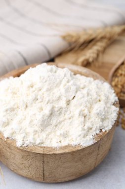 Buğday unu ve çiviler beyaz masada, yakın plan.