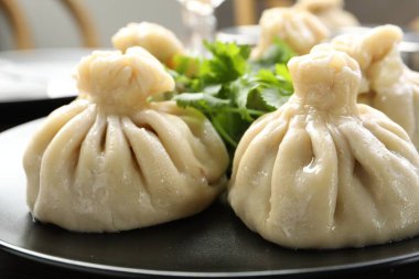 Masada kişniş ile servis edilen nefis khinkali, yakın plan.