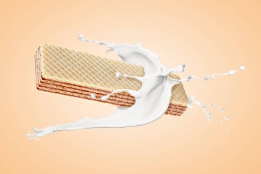 Lezzetli çıtır gofret ve koyu bej arka planda süt sıçraması.