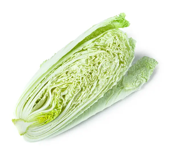 Taze Çin lahanasının yarısı beyaza izole edilmiş.