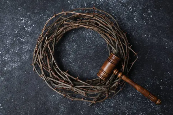 Dikenli taç ve yargıç tokmağı koyu dokulu arka plan, üst görüş