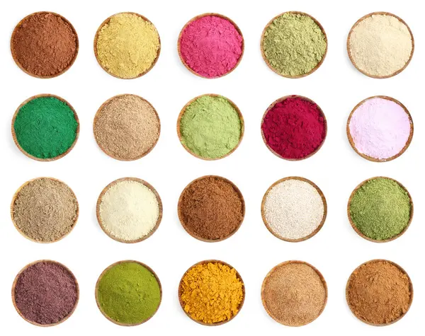 Beyaz arka planda kaselerde farklı süper yiyecek tozları var. Üst görünüm