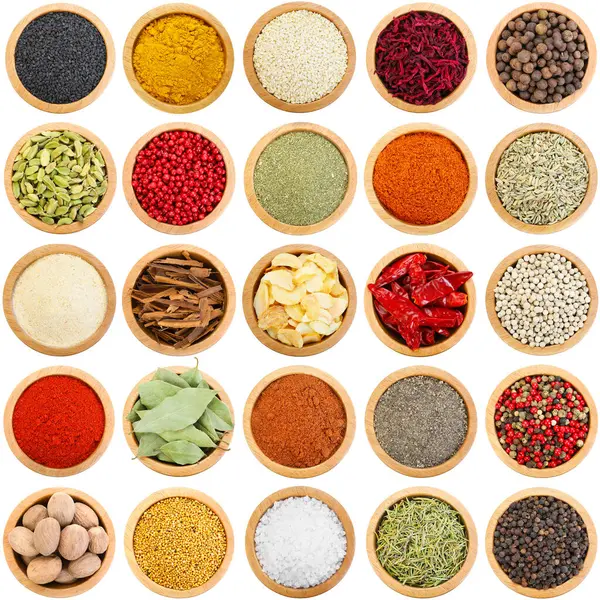 Farklı aromatik baharatlar ve beyaz kaplar. Üst görünüm