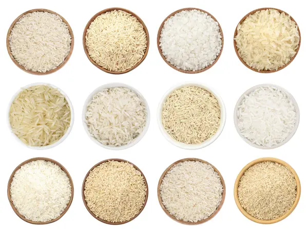 Kahverengi ve diğer pirinç türleri beyaz kaselerde izole edilmiş, sette. Üst görünüm