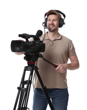 Profesyonel kameralı ve kulaklıklı bir adam beyaz arka planda.