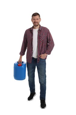 Beyaz arka planda plastik kutu tutan adam.