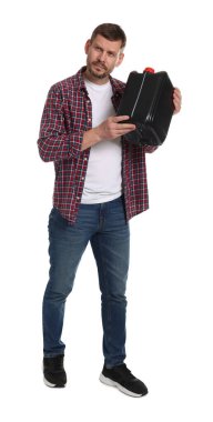 Beyaz arka planda plastik kutu tutan adam.