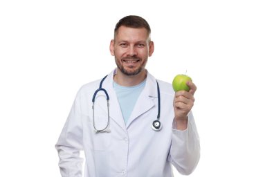 Beyaz arka planda yeşil elmalı ve steteskoplu beslenme uzmanı.