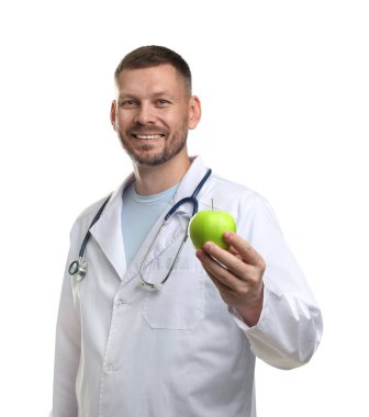 Beyaz arka planda yeşil elmalı ve steteskoplu beslenme uzmanı.