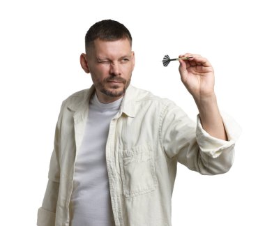 Hedef alınıyor. Beyaz arkaplanı hedefleyen dartlı bir adam.