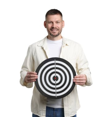 Hedef alınıyor. Beyaz arka planda dart tahtası olan adam