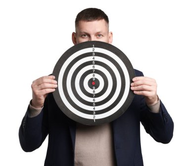 Hedef alınıyor. Beyaz arka planda dart tahtası olan adam