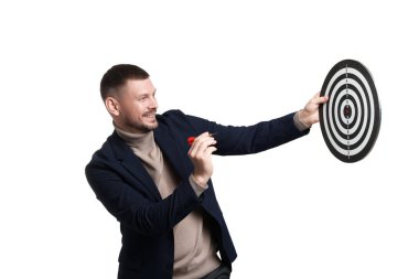 Hedef alınıyor. Beyaz arkaplanda ok ve dart tahtası olan adam