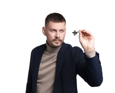 Hedef alınıyor. Beyaz arkaplanı hedefleyen dartlı bir adam.