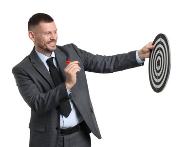 Hedef alınıyor. Beyaz arkaplanda ok ve dart tahtası olan adam